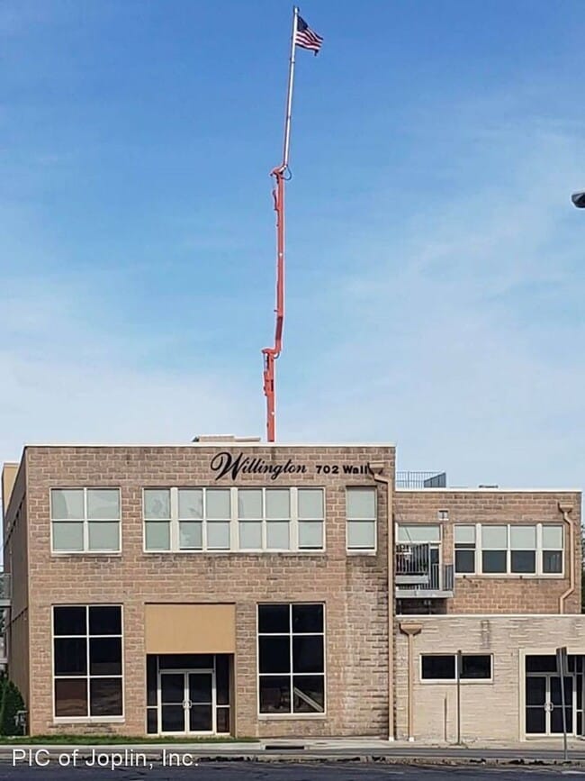 Building Photo - 702 S Wall Ave