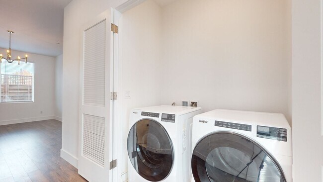 Building Photo - Beautiful and Bright 3 Bedroom 2.5 Bathroom Home with 2 Car Tandem Garage! PG&E Included!