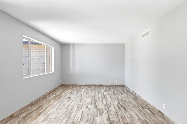 Building Photo - 1129 N Wedgewood Cir