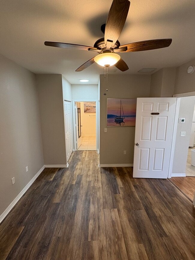 Building Photo - Bright & Beautiful 2/2 Condo in The Estate...