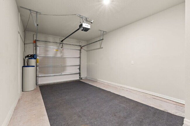 Building Photo - Town Home For Rent in Brandon with TONS OF UPGRADES!