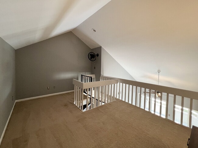 Building Photo - Freshly Updated Condo!