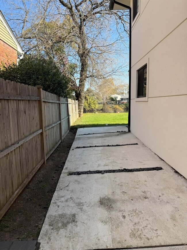 Building Photo - 640 Derby Ave