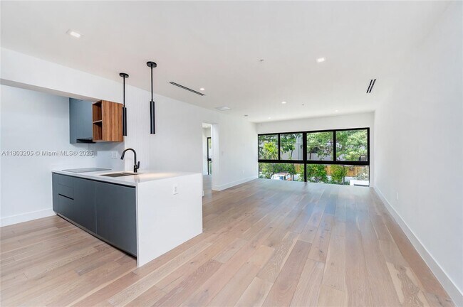 Building Photo - 204 Sunrise Dr