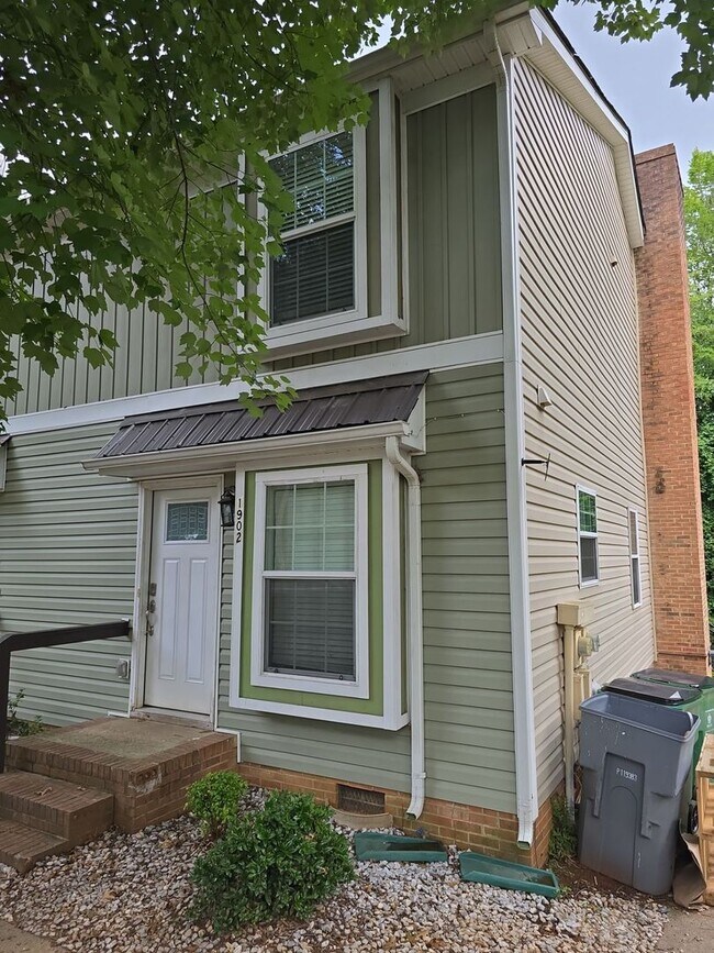 Building Photo - Charming 2-bedroom, 1-bath duplex unit