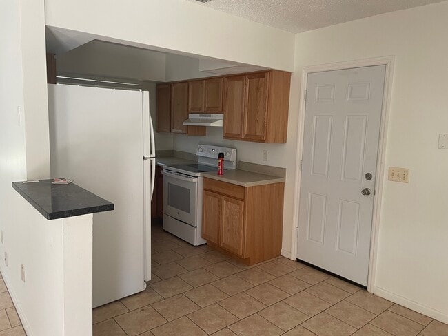 Building Photo - 728 Greenleaf Ave