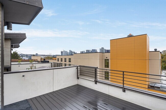 Building Photo - 724 3rd Ave N