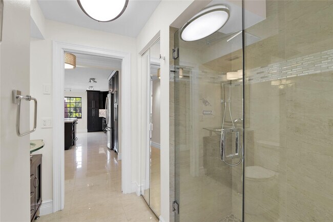 Building Photo - 250 E Royal Palm Rd