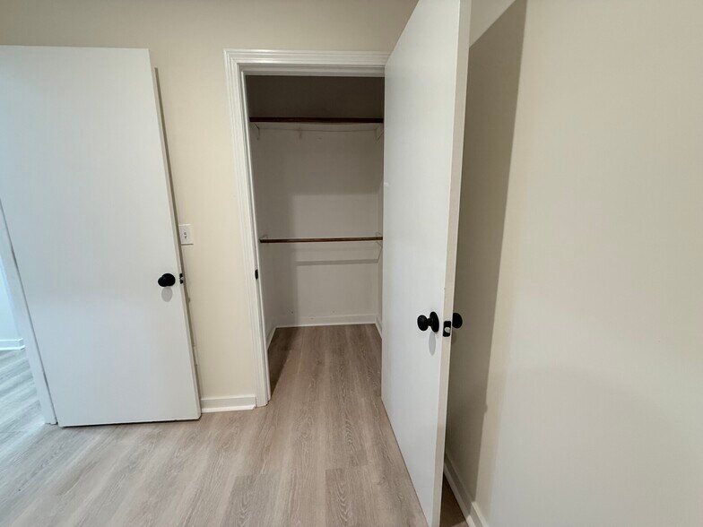 Building Photo - 452 Park Dr