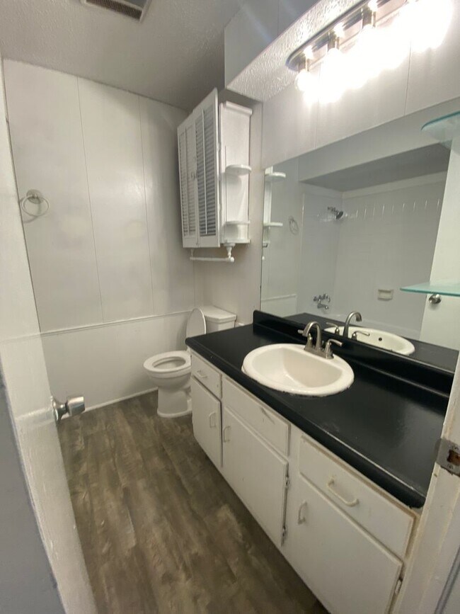 Building Photo - 5 Bedroom Home!