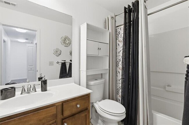 Building Photo - 1076 N Village Dr