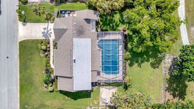 Building Photo - Luxury 5 Bed/4 Bath Pool Home on a Golf Course in Central Sarasota