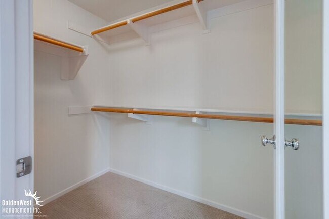 Building Photo - Stylish 3Bdm 3Ba Townhome with Chef’s Kitc...
