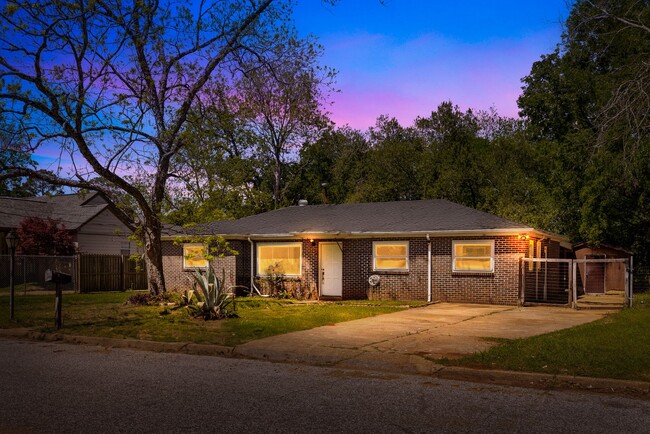Primary Photo - Charming & Newly Renovated 4 Bedroom 2 Bat...
