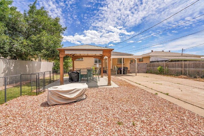 Building Photo - $3,195.00, 5 bed, 2 bath located in Denver