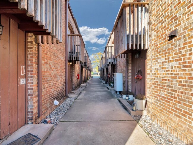 Building Photo - 208 E Starr Ave