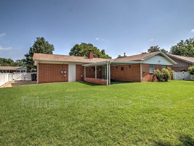 Building Photo - 156 E 57th Pl