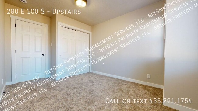 Building Photo - Newly Remodeled 3 Bedroom Apartment