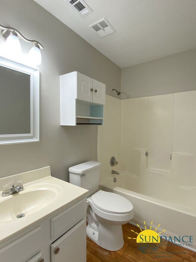 Building Photo - Great 2 Bedroom Unit in Fort Walton Beach