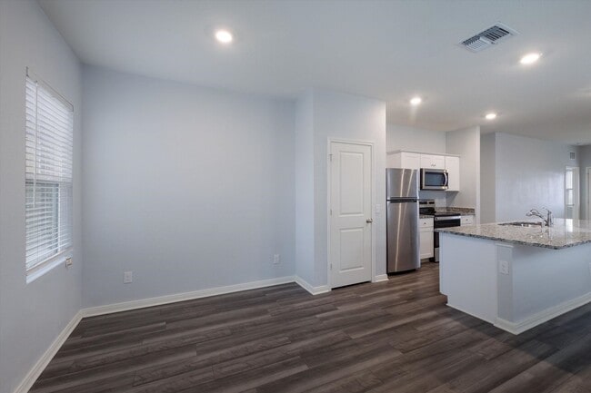 Building Photo - *MOVE IN SPECIAL ONE MONTH FREE*