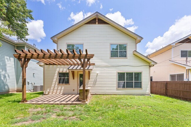 Building Photo - 305 Zennia St