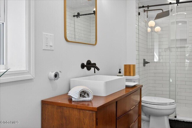 Building Photo - 106 Van Dam St