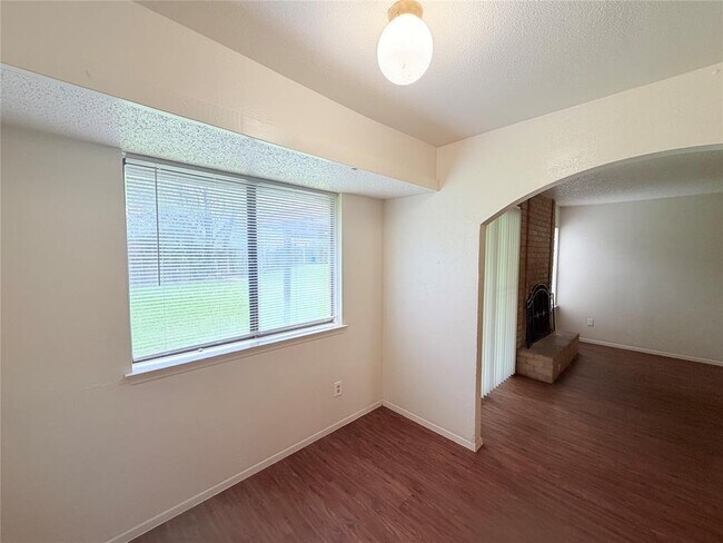 Building Photo - 10904 Meadgreen Ct