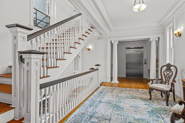 Building Photo - Amazing Garden-Style Condo Available NOW! ...