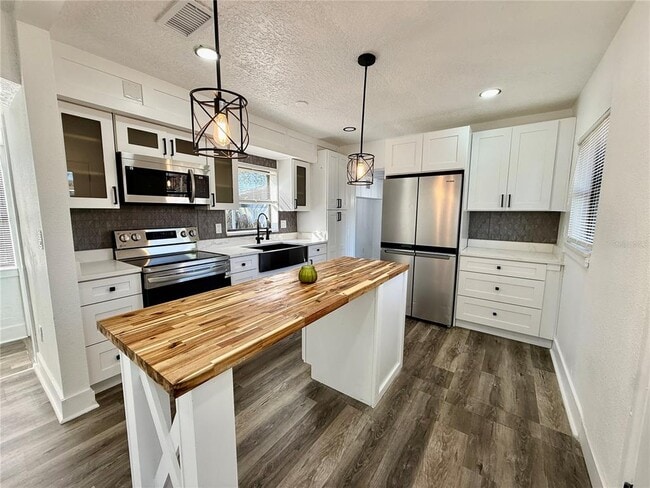 Building Photo - 6124 Dogwood Dr