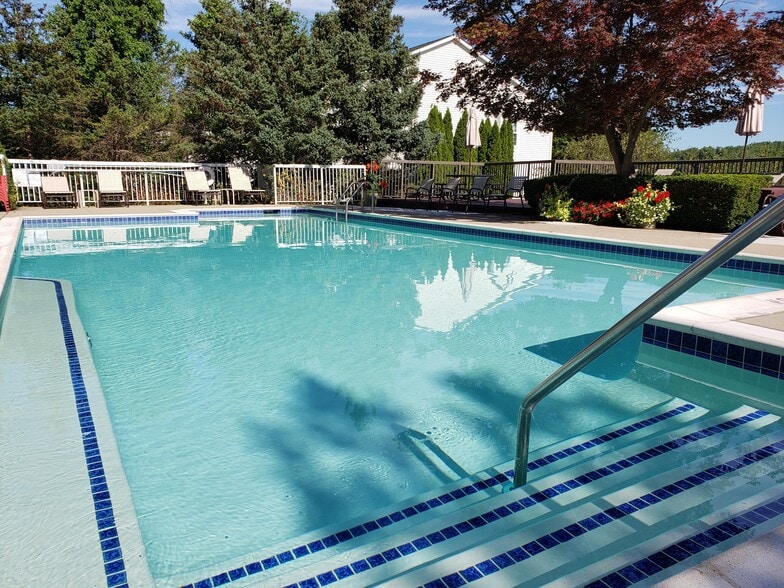 Crystal Lake Apartments 850 Golf Dr Pontiac MI 48341 Apartment Finder