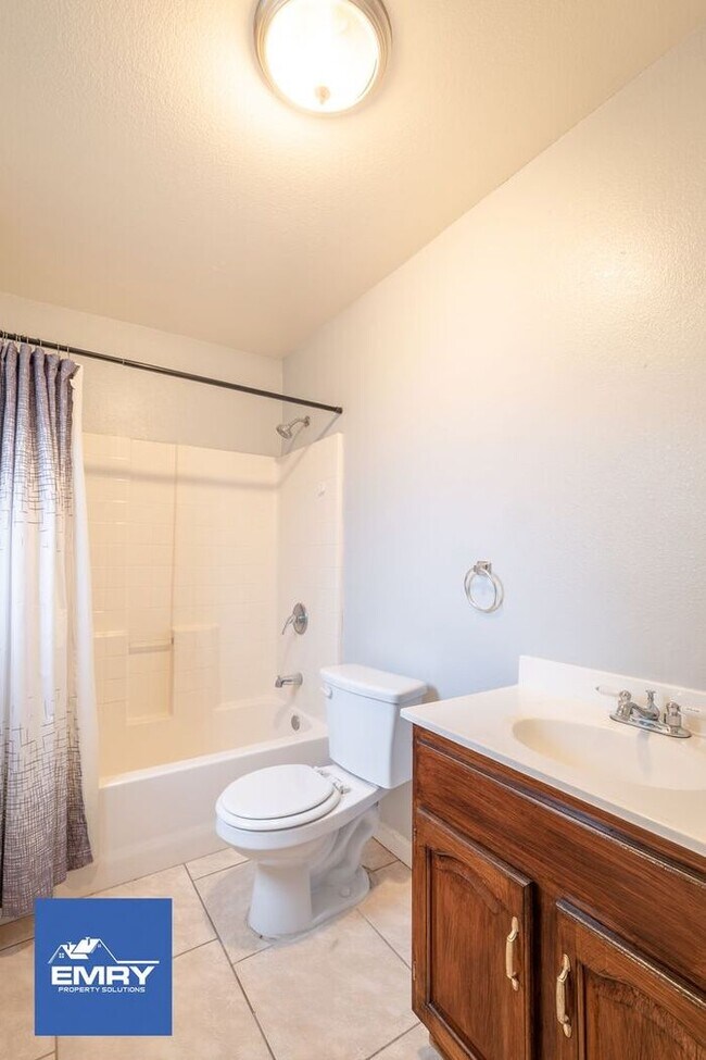 Building Photo - Gated/Secure 3 bed, w/ 2 Parking Spaces, Washer/Dryer Hookups
