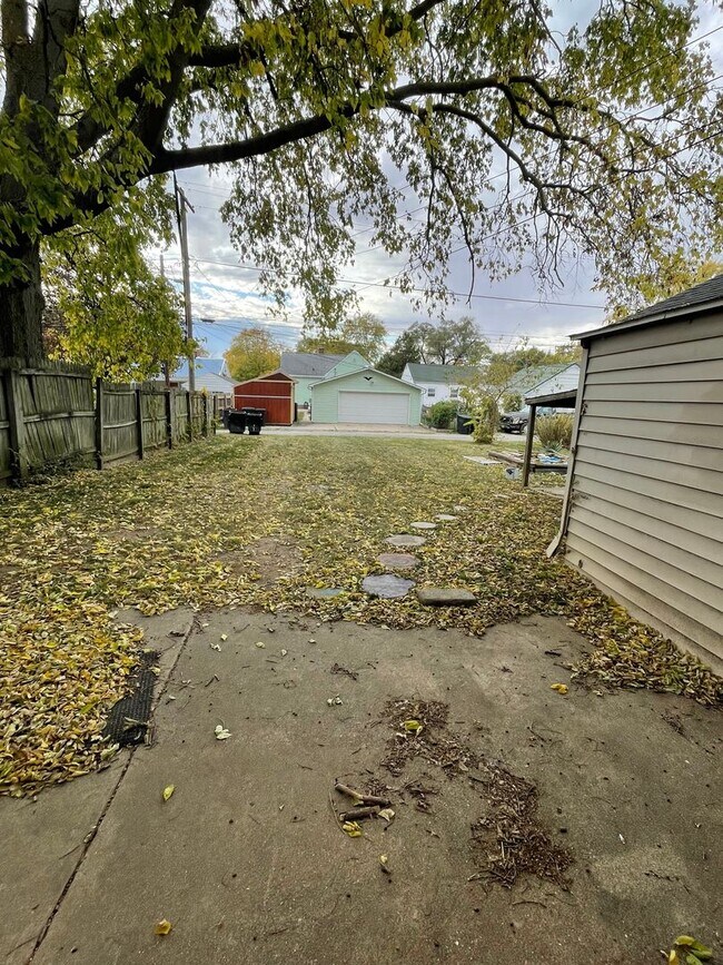 Building Photo - MOVE IN READY!!