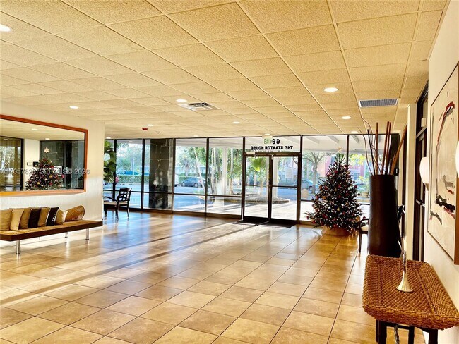 Building Photo - 6900 Bay Dr