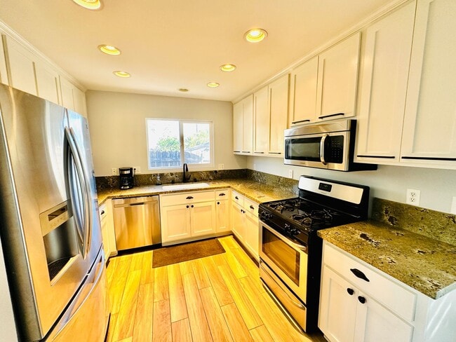 Building Photo - Welcome To Your Upgraded Oak View Home!