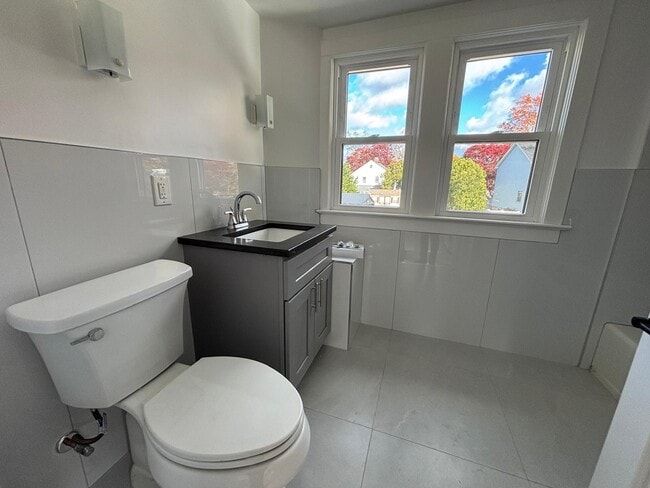 Building Photo - 2 Scofield Pl