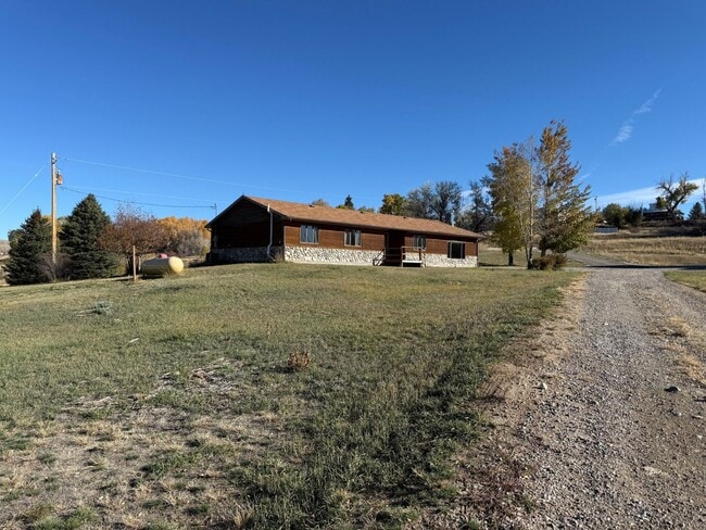 Building Photo - 3 Bed 2 Bath Large Semi-Rural Modern Beautiful Home