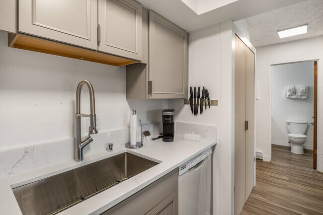 Building Photo - Downtown Furnished 1 Bed / 1 Bath Apartmen...