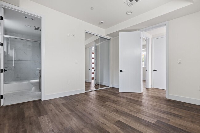 Building Photo - A beautifully designed and renovated 4 bed / 4 1/2 bath townhome located in the desirable Sawtell...