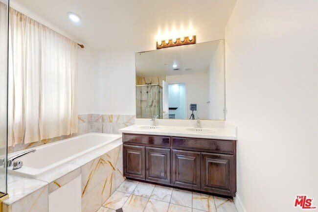 Building Photo - 353 S Reeves Dr