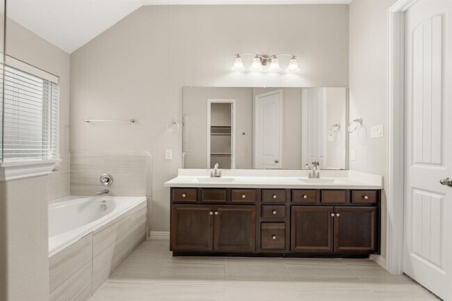 Building Photo - 24315 Devon Park Dr