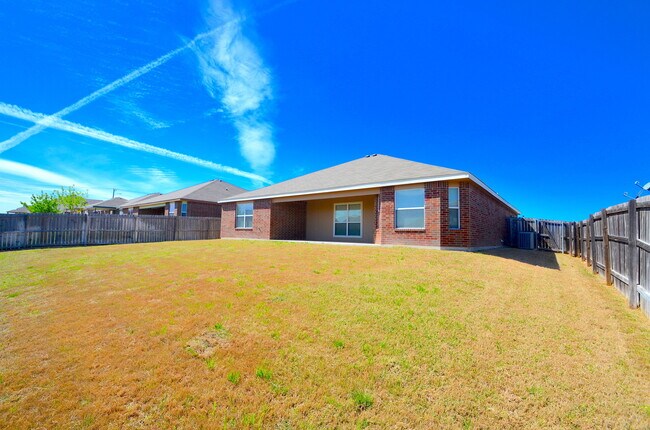 Building Photo - 2408 Ryan Dr