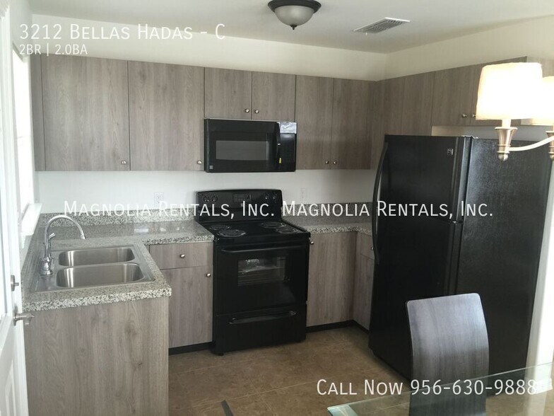 Building Photo - 3212 Bellas Hadas St