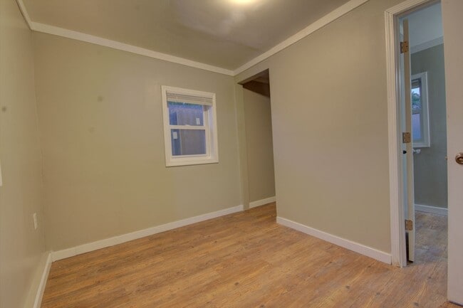 Building Photo - 4 bed, 2 bath home