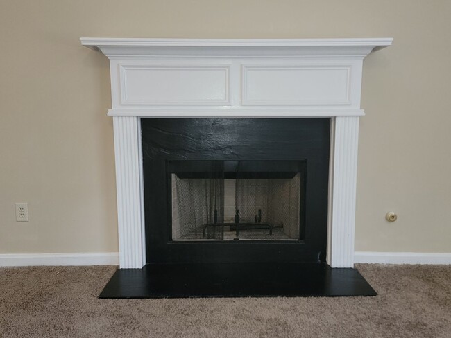 Building Photo - Great In-Law Suite Property - Master on Up...
