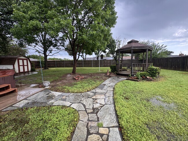 Building Photo - 2301 Perrin Dr