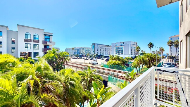 Building Photo - Brand New High-Rise Condo Unit with Stunni...