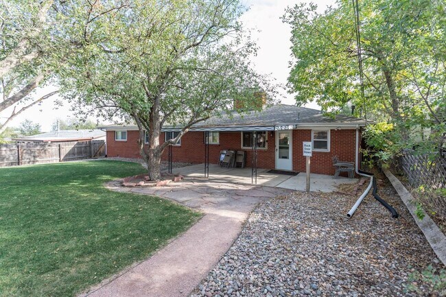 Building Photo - Charming Ranch Style Home in D12!