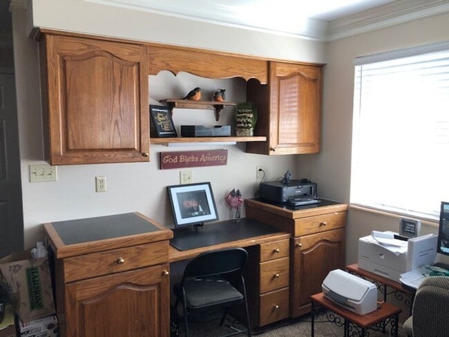 Building Photo - Awesome Shadowbrook Townhome in the Center of it all!