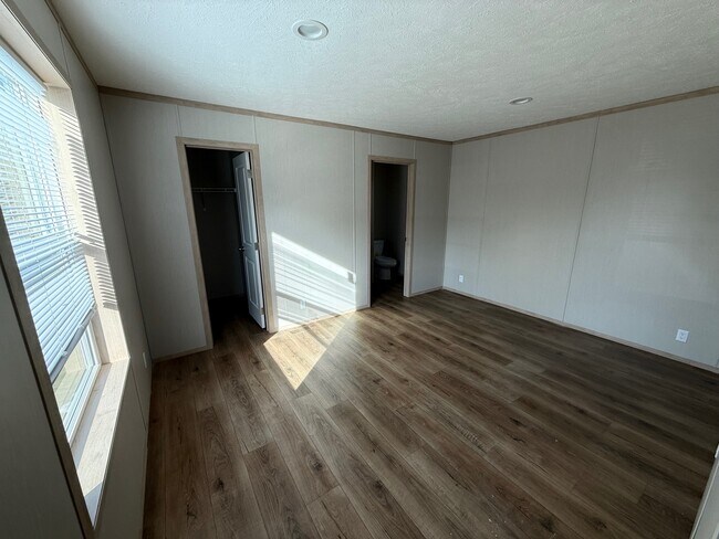 Building Photo - 9 Glade view -
