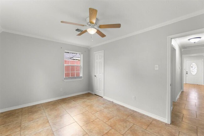 Building Photo - 519 Guyer St
